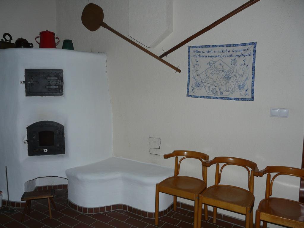 Marfi Vendeghaz Villa Magyarszerdahely Rum bild
